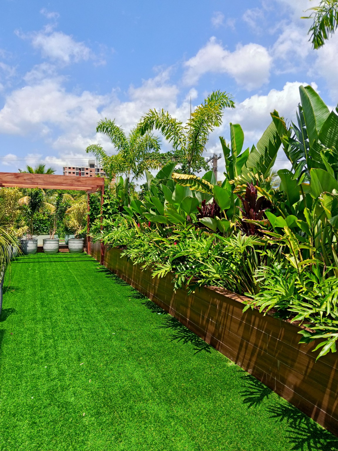 Jardim tropical com folhagens no Condomínio Hanga Roa
