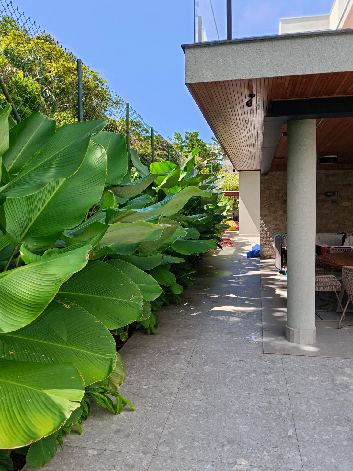 Jardim tropical junto à área gourmet no Hanga Roa Módulo 3