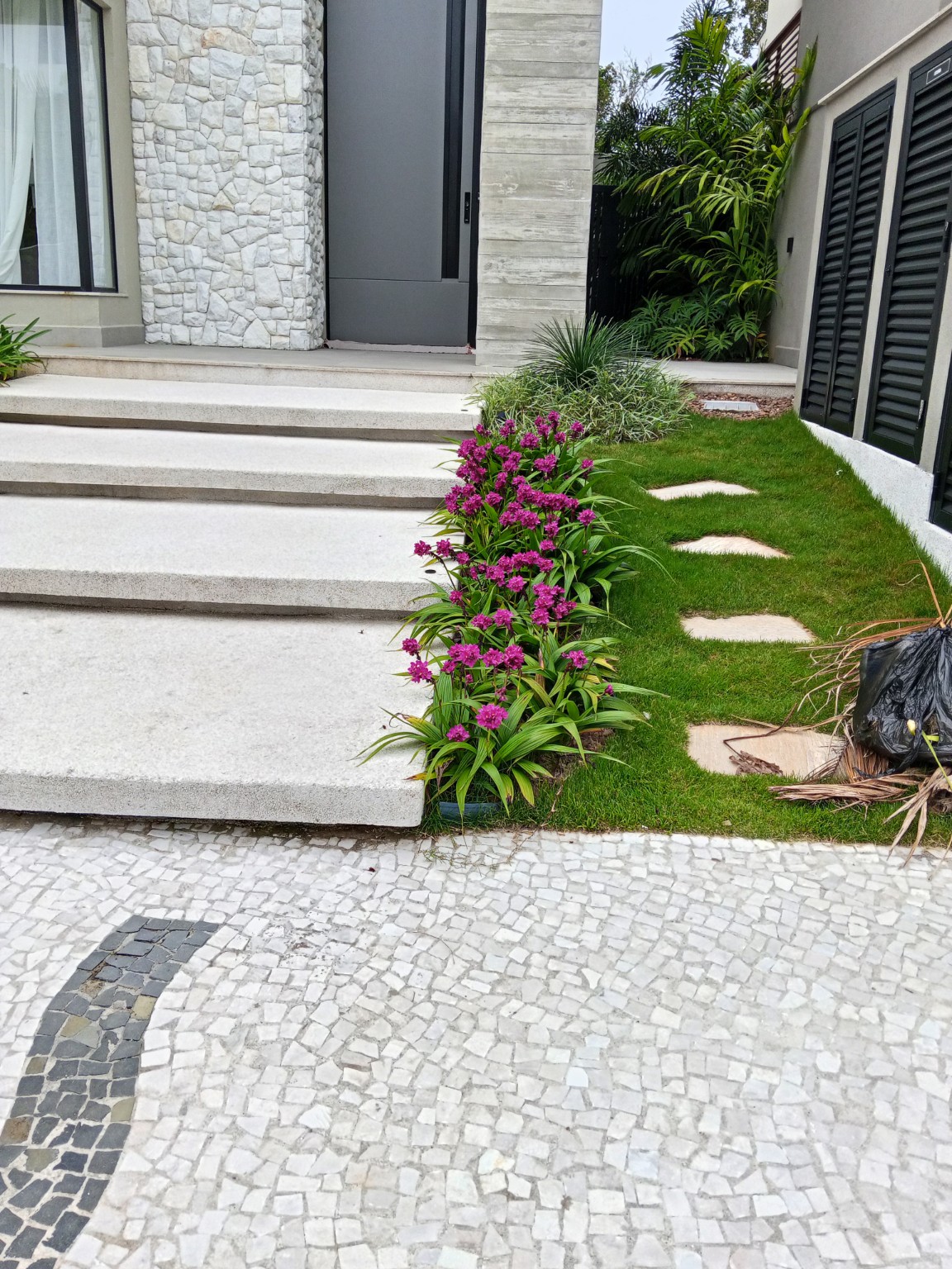 Jardim junto à entrada da residência no Módulo 11