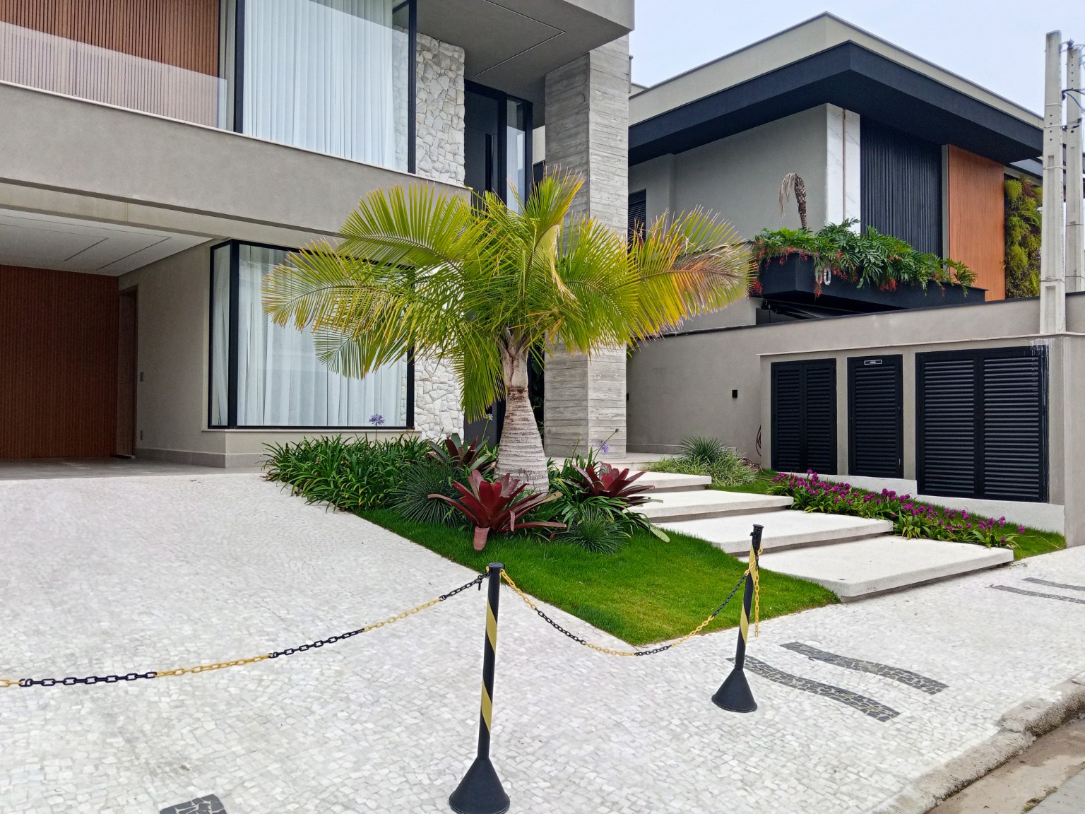 Detalhe do jardim tropical e gramado
